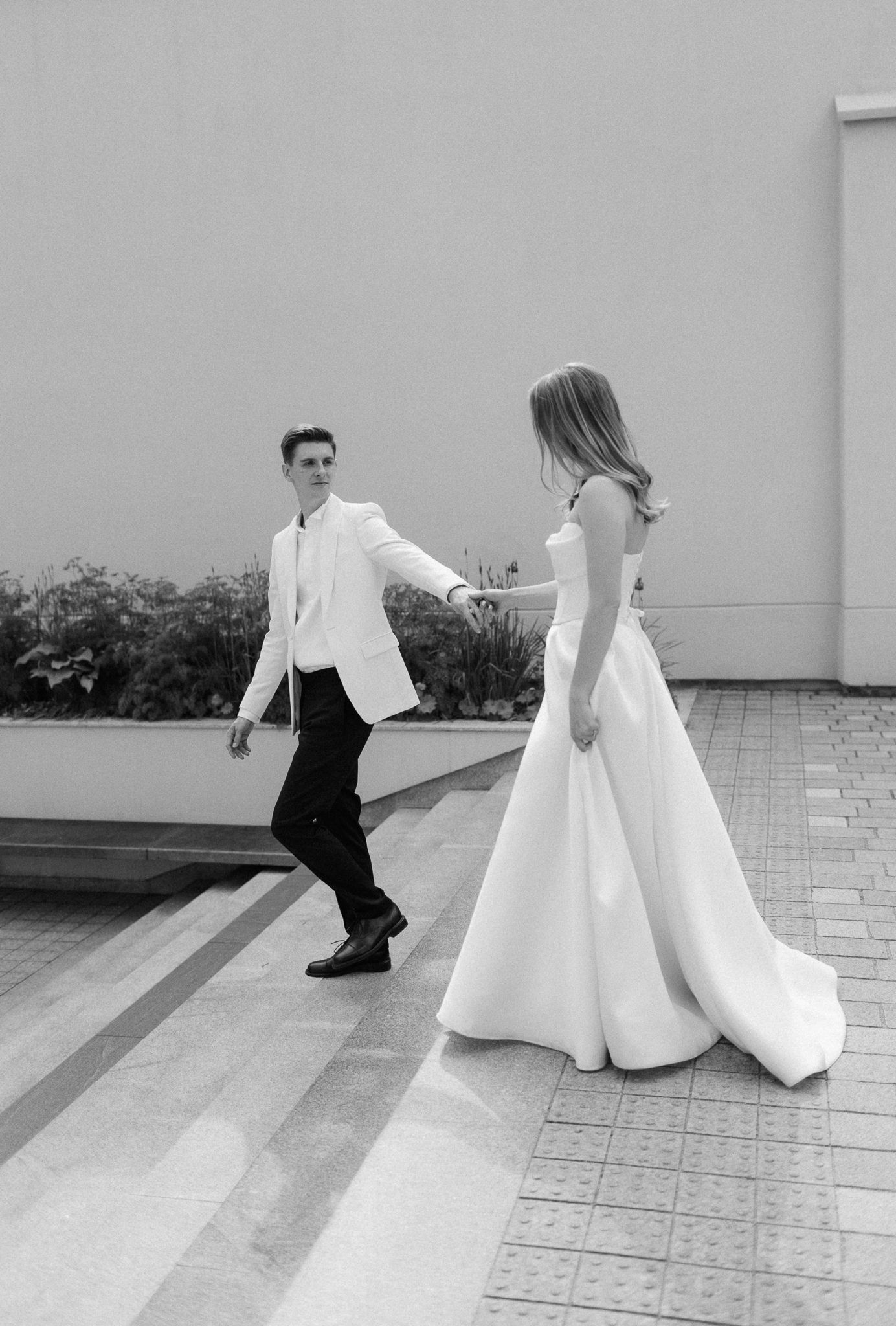 Pora eina susikibusi rankomis, matoma apranga