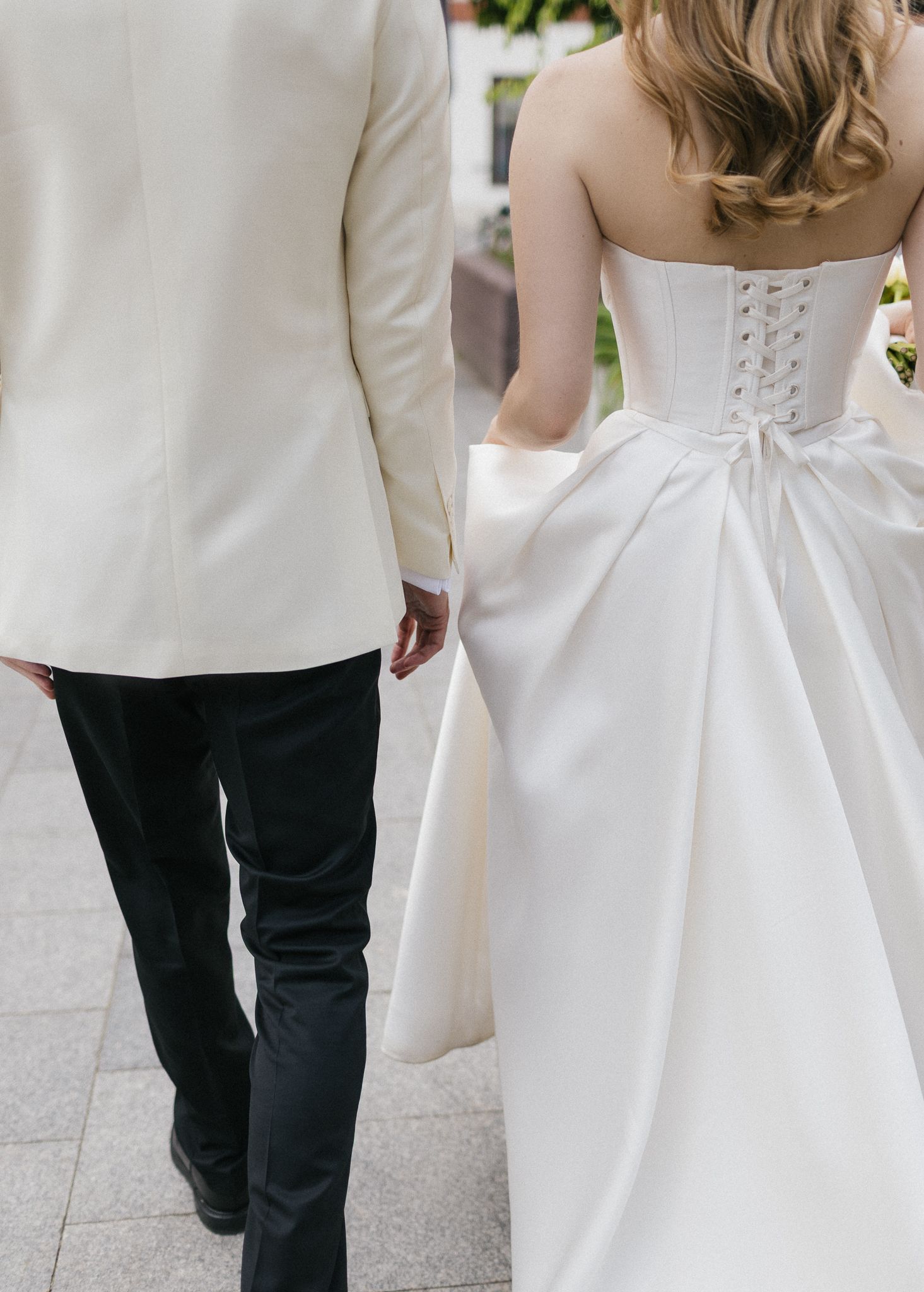 Pora eina gatve su gėrimais