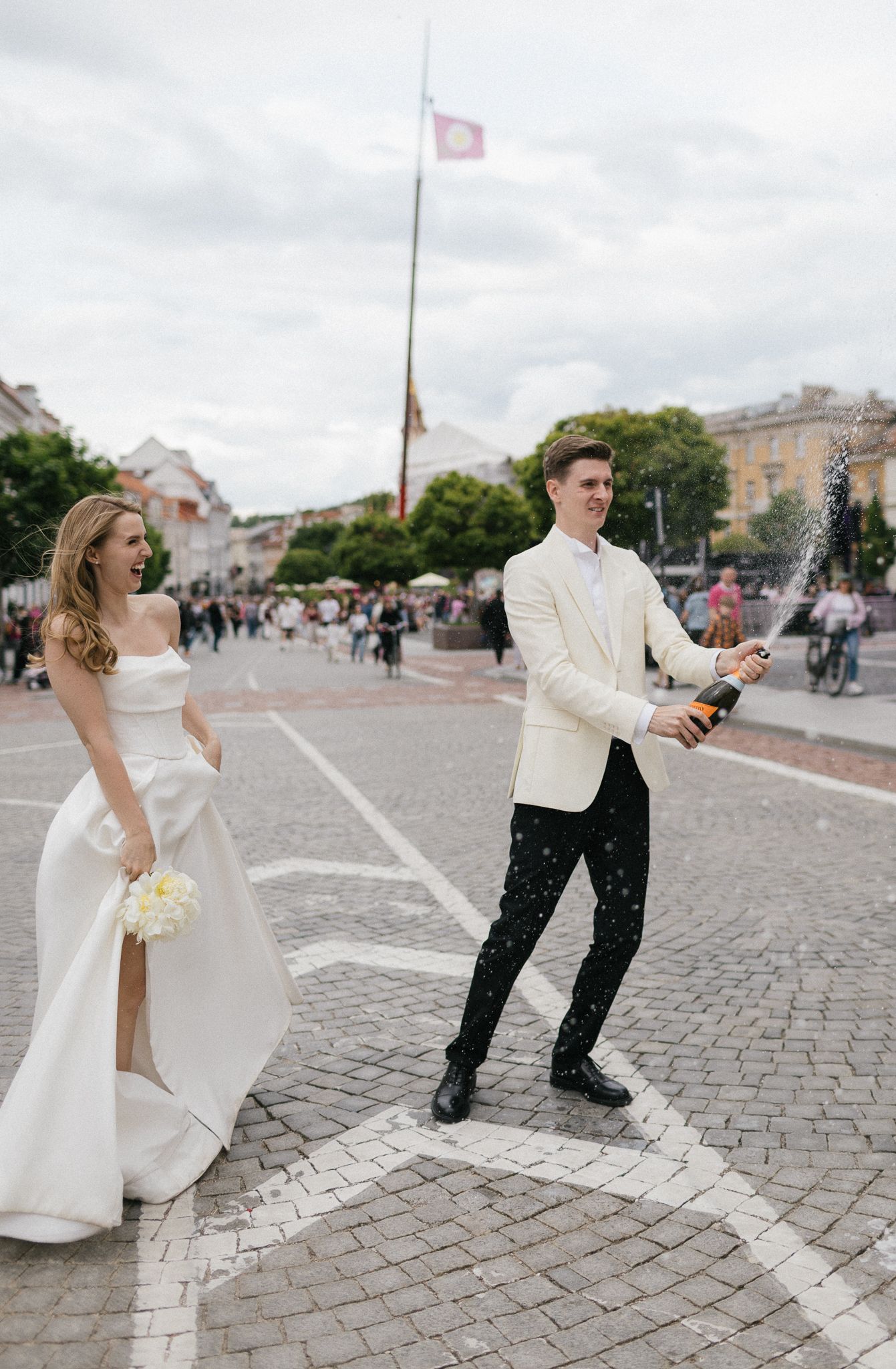 Pora švenčia su šampanu gatvėje