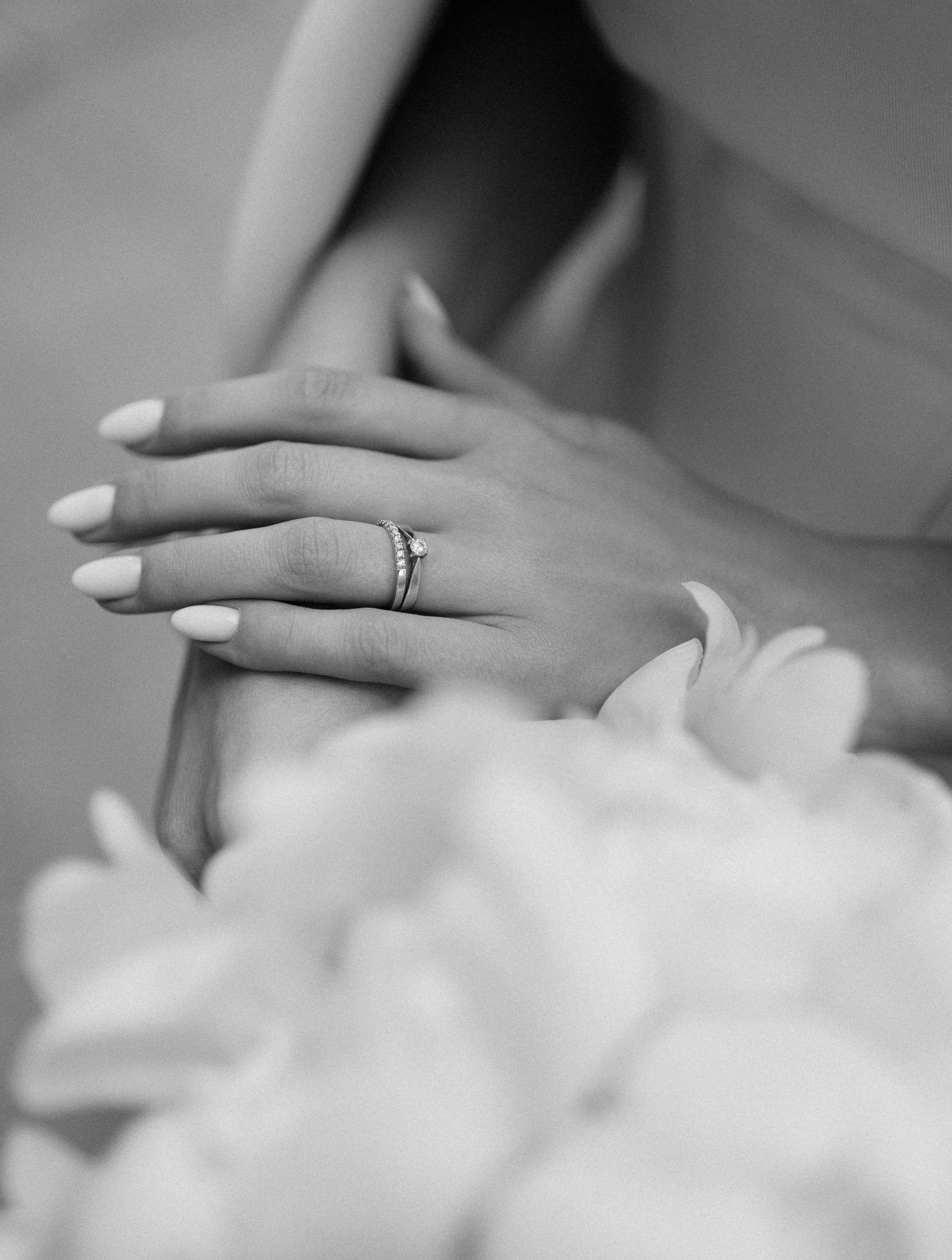 Rankos su žiedais ir gėlių puokštele