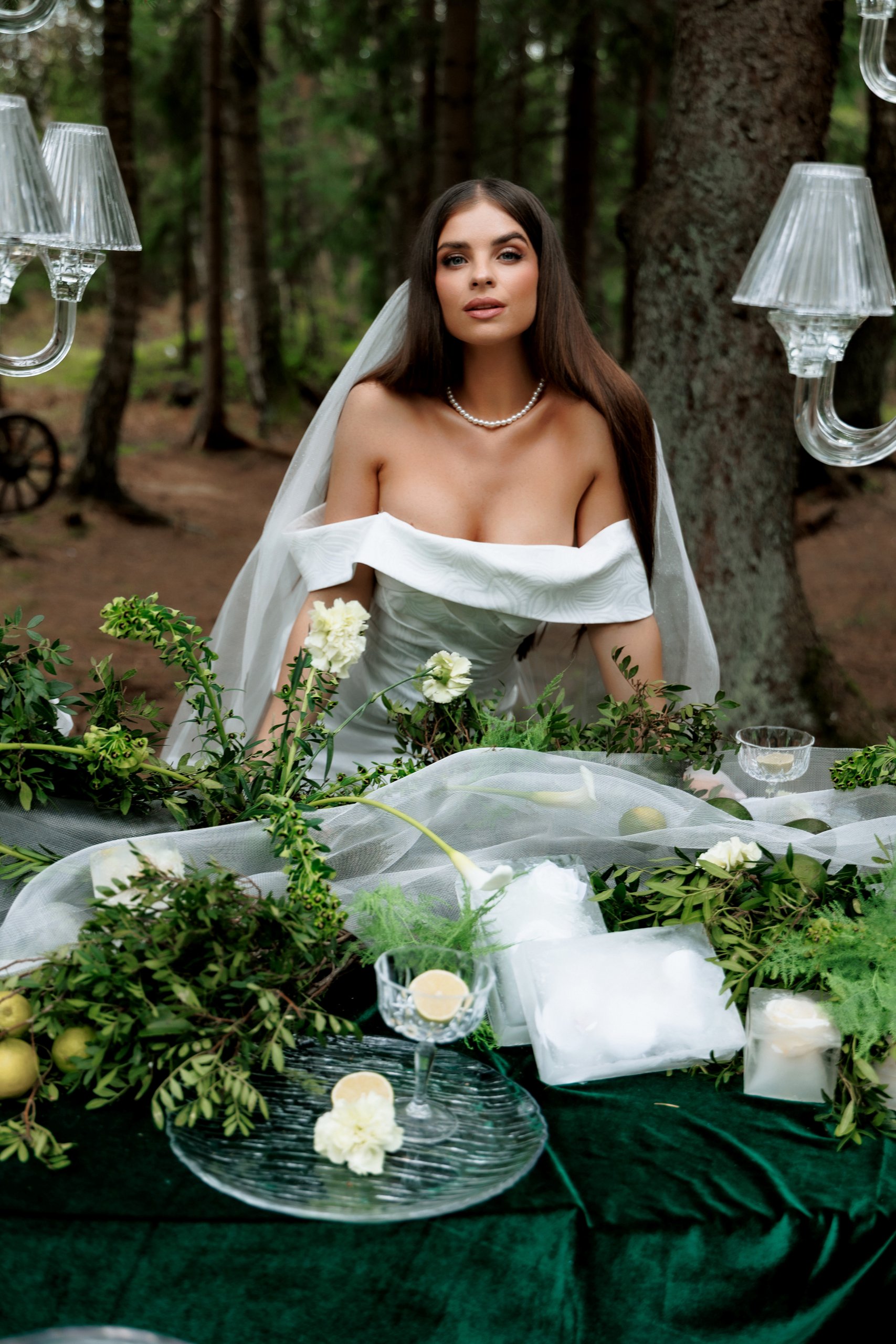 MENINIS VESTUVIŲ FOTOPROJEKTAS: ĮSPŪDINGAS DEKORAS MIŠKO GLŪDUMOJE