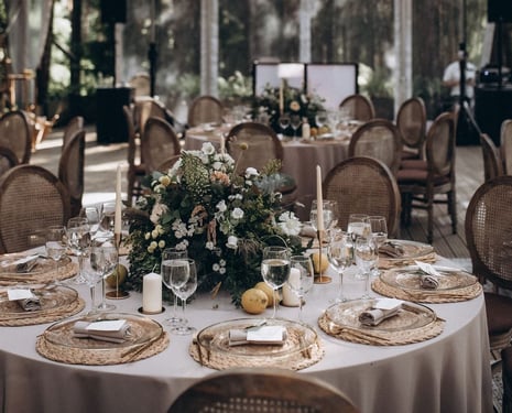 Nedidelės, bet stilingos: vestuvės vien artimiausiųjų apsupty Nedidelės, bet stilingos: vestuvės vien artimiausiųjų apsupty